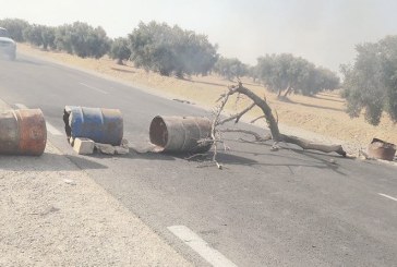 القيروان: أهالي منطقة المتبسطة يغلقون الطريق الوطنية رقم 2 احتجاجا على الوضع البيئي الكارثي