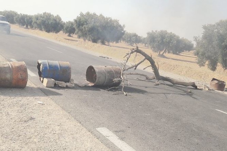 القيروان: أهالي منطقة المتبسطة يغلقون الطريق الوطنية رقم 2 احتجاجا على الوضع البيئي الكارثي