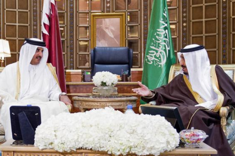 العاهل السعودي يتلقى رسالة خطية من أمير قطر