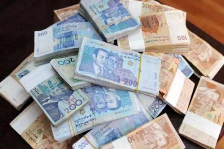 اختلس 10 الاف دينار من مداخبل الشركة.. عامان اثنان في حق قابض بشركة نقل تونس