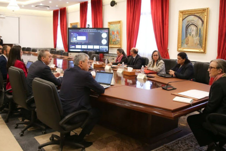 رئيسة الحكومة تشرف على مجلس وزاري مضيق مع ممثلين عن البنك الدولي