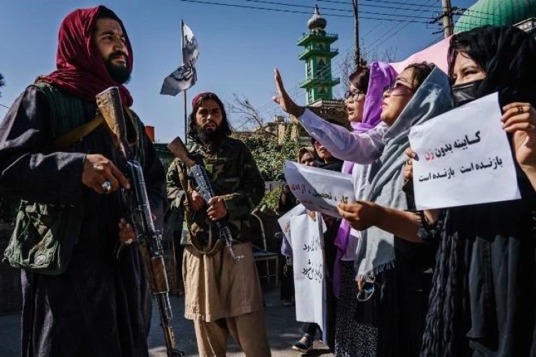 أفغانستان: طالبان تمنع النساء من العمل مع المنظمات غير الحكومية