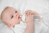 الصحة العالمية تحذر من “خدعة” على عبوات حليب الأطفال