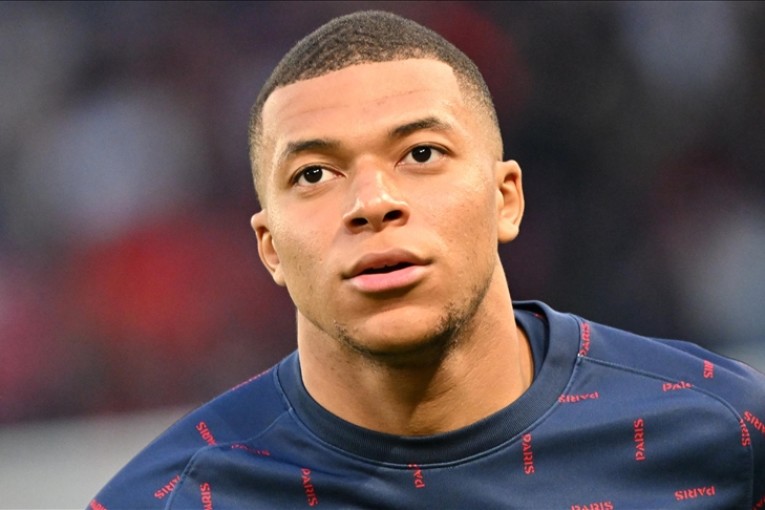 مبابي يفكر في الانتقال لبرشلونة