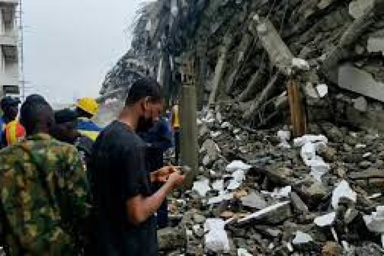 كولومبيا ..مقتل 3 أشخاص ومحاصرة أخرين في انزلاق للتربة