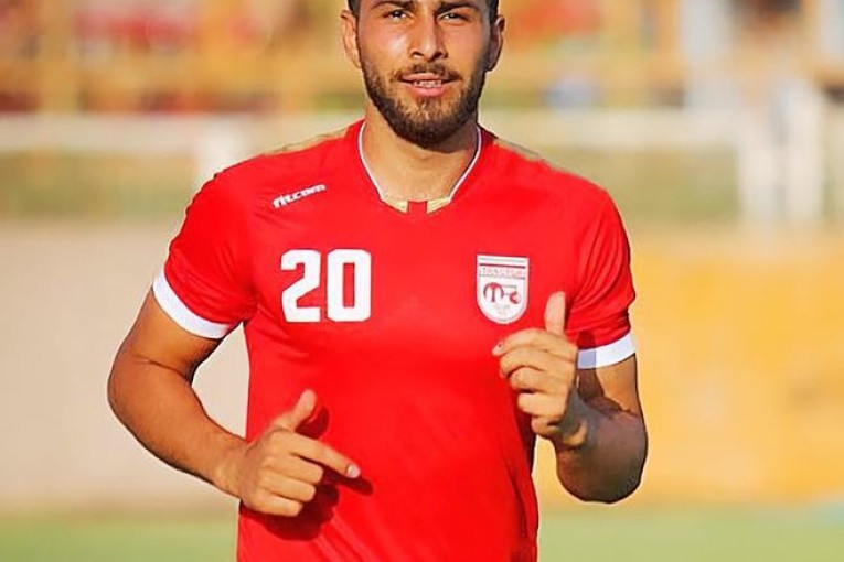 لاعب كرة قدم إيراني يواجه عقوبة الإعدام