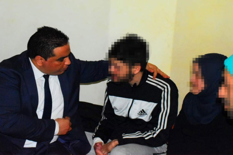 والي بن عروس يعود عائلة معوزة ويوصي بحسن الاحاطة بها