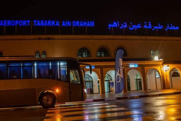 سياح فرنسيون يحلون بجهتي طبرقة وعين دراهم