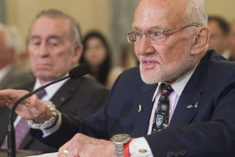 وفاة رائد الفضاء والتر كاننغهام عضو أول رحلة لـ ‘أبولو’