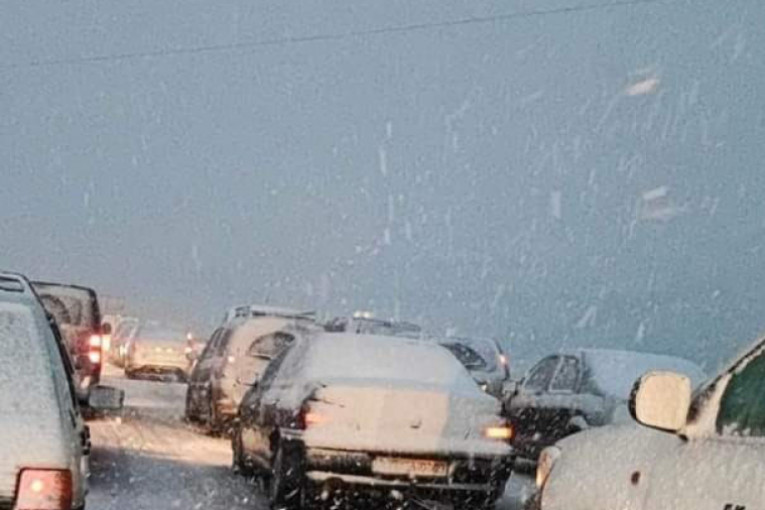 ثلوج هائلة في الجزائر: رحلات جوية متوقّفة.. سكان محاصرون والجيش يتدخّل