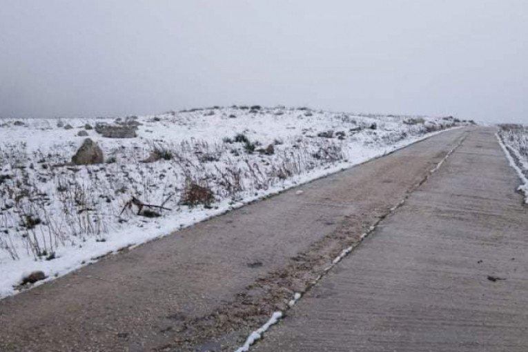 تراكم الثلوج بعدد من الطرقات بباجة