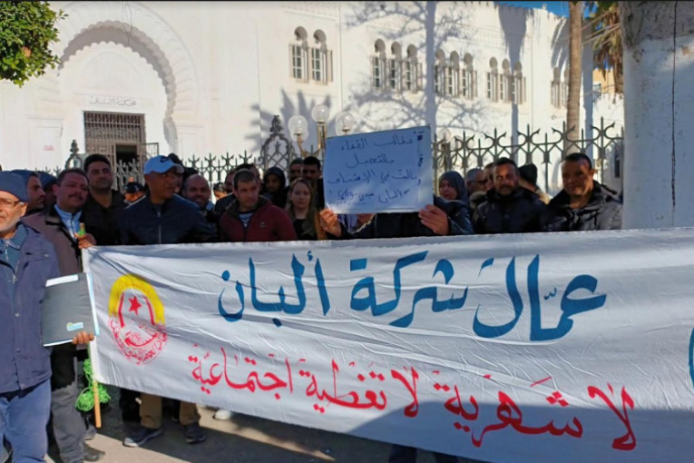 عدد من عمال مصنع الألبان سيدي بوعلي يحتجّون أمام المحكمة