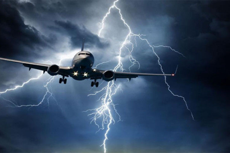 طائرة تتعرّض لصاعقة أثناء هبوطها في مطار أنطاليا التركية