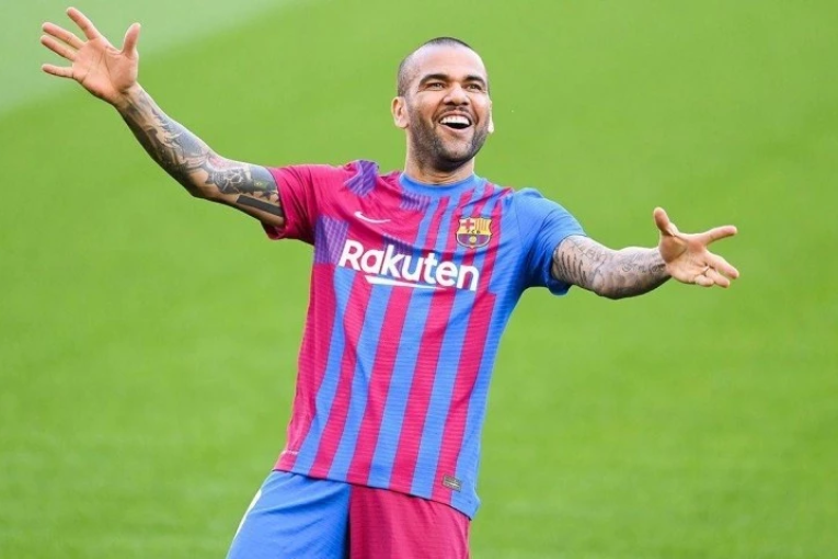 التحقيق مع داني ألفيس بتهمة الاعتداء الجنسي