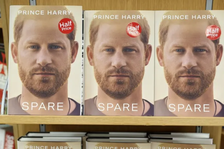 الأمير هاري يتهم زوجة أبيه بتسريب معلومات “خطيرة”