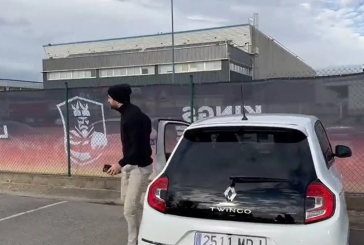 بيكيه يقود سيارة ”توينغو” ردّا على أغنية شاكيرا (فيديو)
