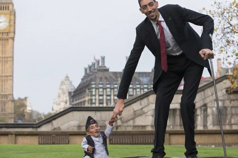 “طلب غريب” من أطول رجل في العالم خلال لقائه بأقصر شخصين