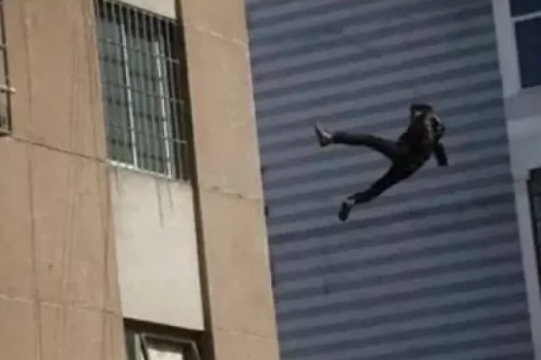 نابل: صاحب محل رهان رياضي يُُلقي بنفسه من السطح بعد مداهمة محله