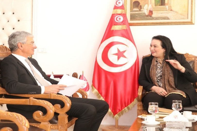 نحو رساء آليّة تعاون تسمح بترويج منتوجات الحرفيات صلب المساحات التجاريّة الكبرى