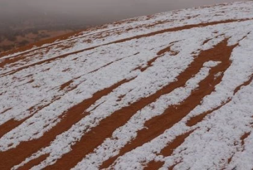 الصحراء الجزائرية تكتسي حلة بيضاء بعد تساقط كميات هامة من الثلوج (صور)