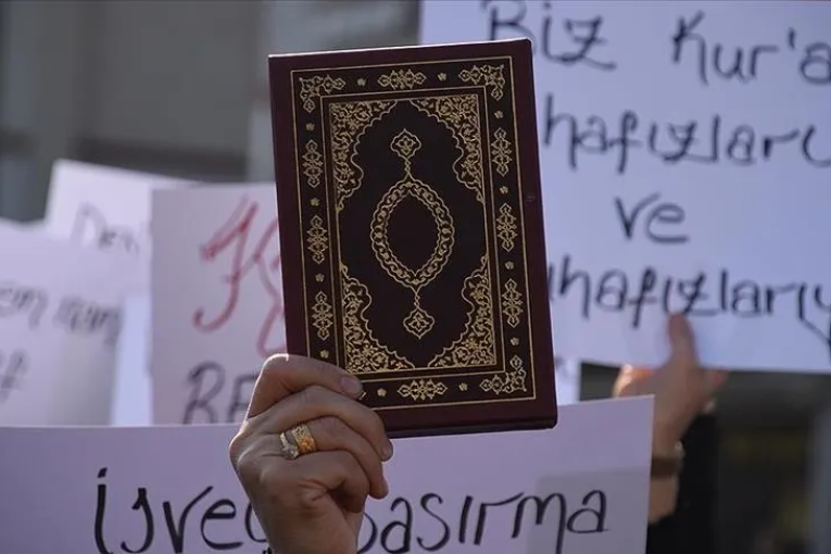 ردا على إحراق نسخ من القرآن.. الأزهر يدعو إلى مقاطعة منتجات هولندا والسويد