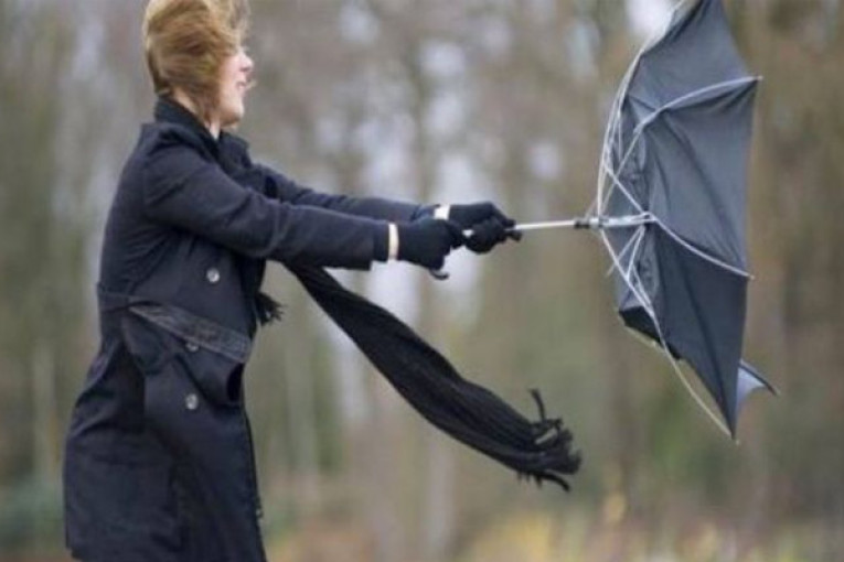 الرصدالجوي يحذر : رياح قوية جدّا وأمطار متفرقة