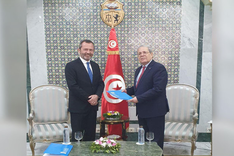 الجرندي يتسلم أوراق تعيين مدير المكتب الإقليمي لليونسكو بتونس