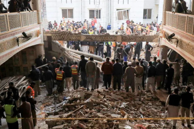 باكستان: ارتفاع حصيلة ضحايا تفجير مسجد بيشاور الى 88 قتيلا
