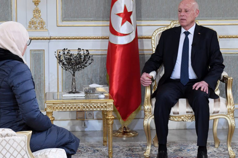 رئيس الدولة يستقبل مواطنة كان قد وعدها بوضع حد لوضعيتها الاجتماعية