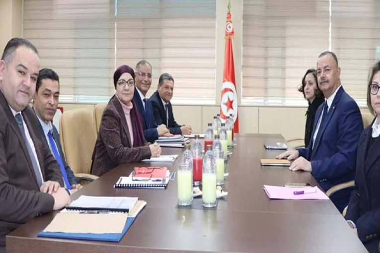 وزيرة العدل ووزير الصحة يناقشان الوضع الصحي داخل المؤسسة السجنية