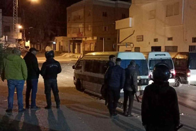 القصرين: الإحتفاظ ب8 شبان والإبقاء على 8 أطفال في حالة سراح متورطين في أحداث الشغب