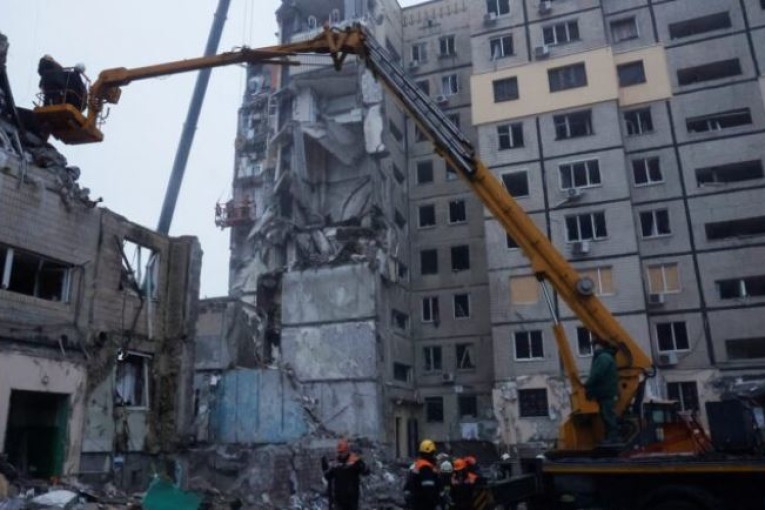 ارتفاع قتلى الضربة الصاروخية بأوكرانيا إلى 40 والعشرات في عداد المفقودين