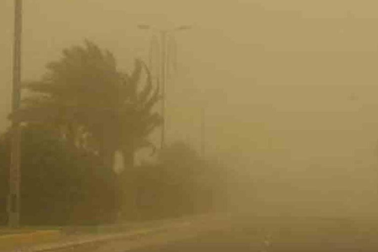 رياح رملية قوية تحجب الرؤية في بن قردان وقابس وتطاوين والطريق السيارة ‘أ 1′