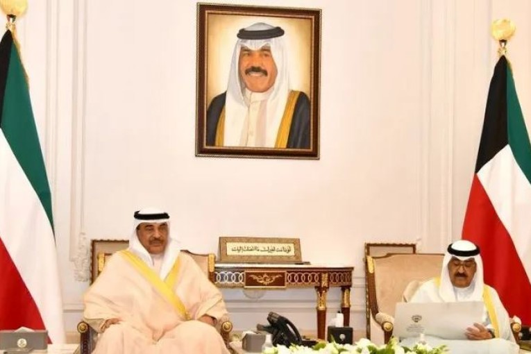 ولي العهد الكويتي يتسلم استقالة الحكومة