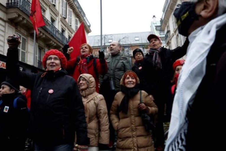 تعطّل وسائل النقل العام في فرنسا بسبب الإضرابات الثلاثاء