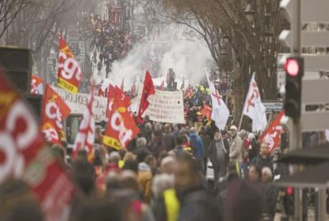 فرنسا تشهد إضرابا ثانيا للاحتجاج على إصلاح نظام التقاعد