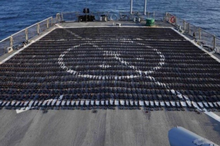 البحرية الأمريكية: مصادرة بنادق هجومية إيرانية متجهة لليمن