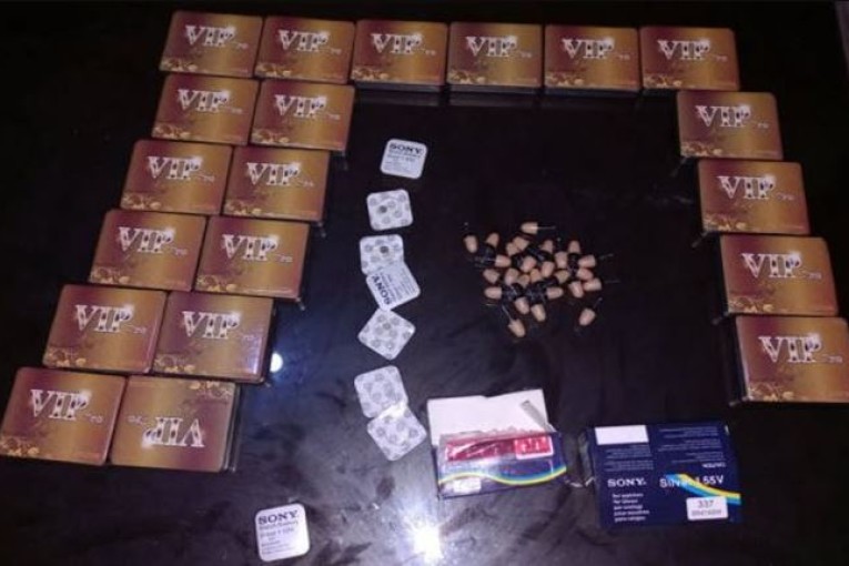 تُستعمل للغش في الإمتحانات: ضبط شاب من دولة مجاورة يبيع سمّاعات ذكية عبر الفايسبوك