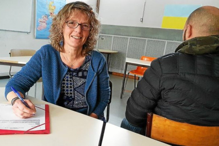 طبيب تونسي ”حارق”: لا أطلب من فرنسا سوى وظيفة فالتونسيون عنصريون