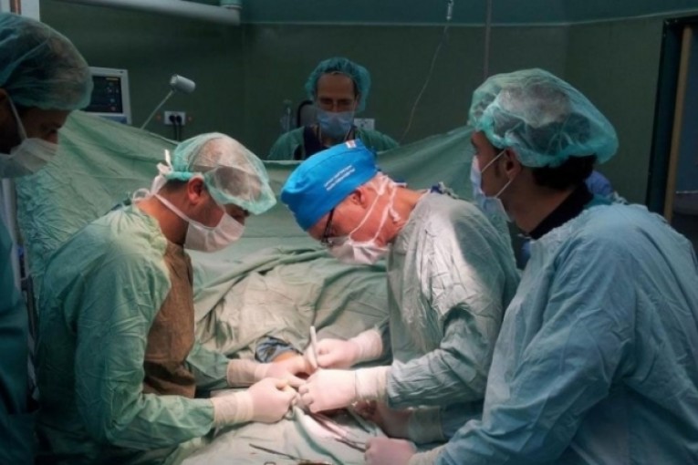 طاقم طبي تونسي ينجح في نزع خنجر من ظهر جزائري لازمه 25سنة