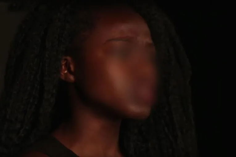 معينة منزلة إفريقية تحاول إلقاء مؤجرتها من الطابق العلوي