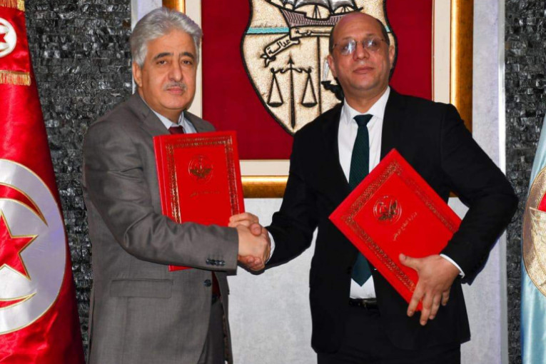 وزيرا الشؤون الاجتماعية و الدفاع يمضيان اتفاقية تتعلق بإحداث وحدة لتخزين الأدوية الخصوصية