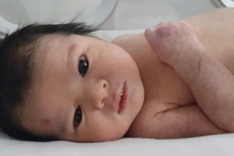 وُلدت يتيمة تحت الأنقاض.. ما هو مصير الطفلة السورية “المعجزة”؟