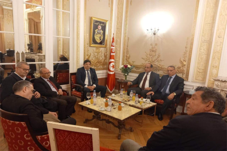 وزير الشؤون الاجتماعية يعقد جلسة عمل مع الملحقين الاجتماعيين بباريس