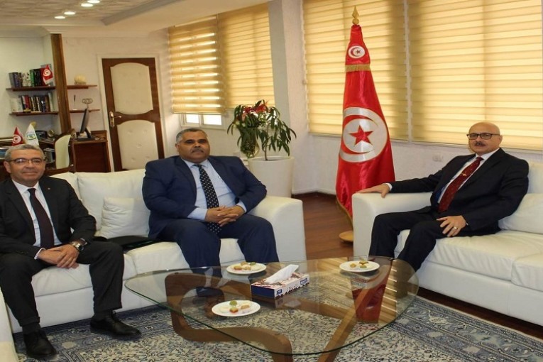 بلعاتي يشدد على إيجاد التوازن المطلوب عند البحث عن حلول للإشكاليات التي يطرحها اتحاد الفلاحين