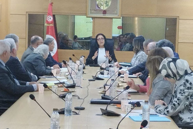 وزيرة التجارة تؤكد ضرورة إعطاء دفع جديد لعمل الغرف في كنف احترام القانون