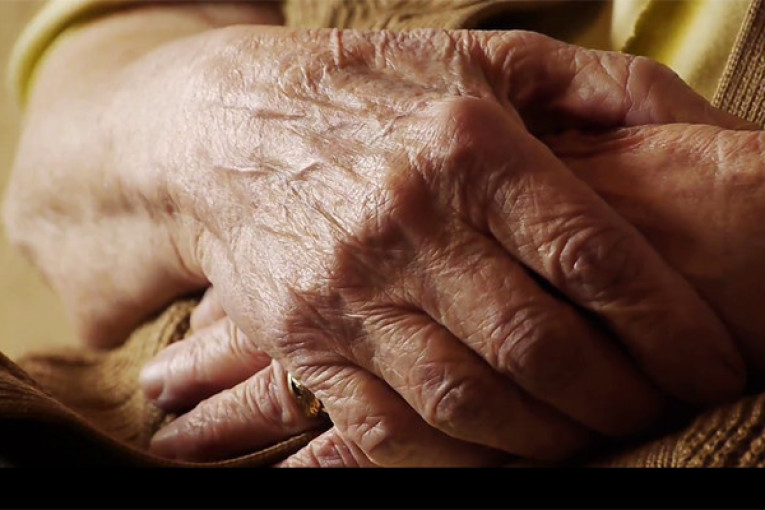 فيديو لمسنّة مقيمة بمركز رعاية مسنين بقمرت تستغيث: وزارة المرأة توضّح