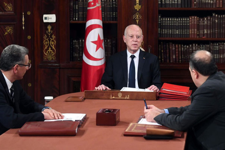 رئيس الدولة : البواخر المحملة بالسلع في عرض البحر والفاتورة على كاهل الشعب