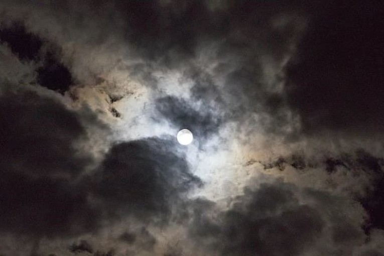 أجواء ليلية مغيمة جزئيا والنشرات التحذيرية حول شدة الرياح يبقى سارية المفعول