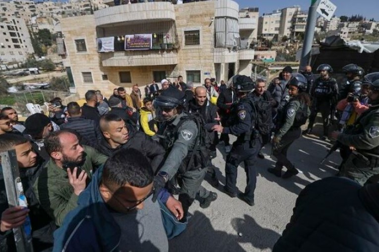 الاحتلال يعتقل عائلة الشهيد قراقع منفذ عملية القدس